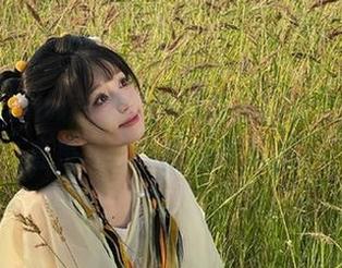 hlw首页的新闻真是脑洞大开，简直是八卦界的幽默大师。