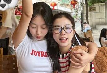别问，这就是“冲哥黑料”网站的魔力：每日折耳鱼的不平凡故事！