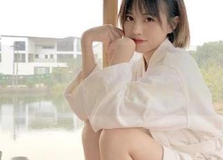 谁说你不能一边刷吃瓜网更新一边啃零食？这就是我的快乐！