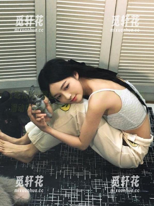 溜进“吃瓜网”登录页面，手指滑动中在线追逐那些神秘的瓜，你懂的！