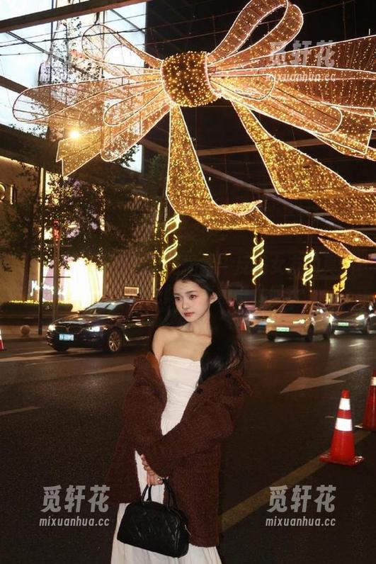 在线吃瓜网揭露：反差女友的真实生活与她光鲜外表相差几何？