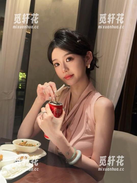 分享一颗吃瓜心，黑料社区带你遨游八卦的云端！